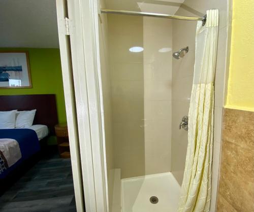 baño con ducha y puerta de cristal en 4 Star Motel, en Los Ángeles