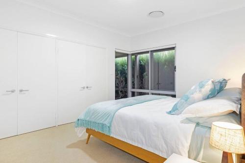 Postel nebo postele na pokoji v ubytování Exclusive *Front Row* Sunsets & Beachfront Bliss in Busselton