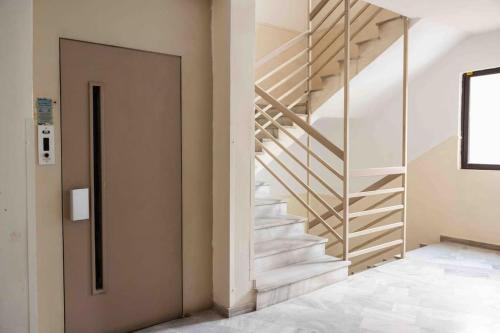 - un escalier dans une maison avec une porte en verre dans l'établissement Luxury studio in downtown (3), à Thessalonique