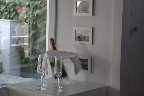 dos copas de vino sentadas sobre una mesa en Solvi Hotel - Adults Only, en Vilanova i la Geltrú