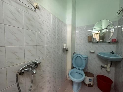大叻的住宿－OYO 1206 Toan Thang Homestay，浴室设有蓝色的卫生间和水槽。
