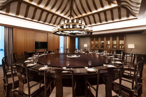 a large conference room with a large table and chairs at Sheraton Yunfu Xinxing Hotel in Yunfu