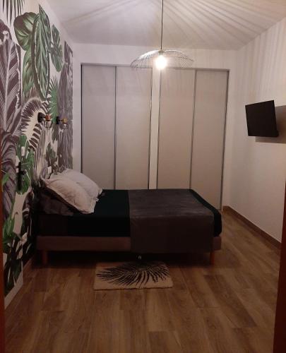 une petite chambre avec un lit dans une pièce dans l'établissement U Maestrale, à Canale-di-Verde