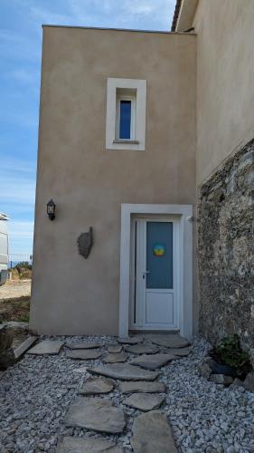 un bâtiment avec une porte sur son côté dans l'établissement U Maestrale, à Canale-di-Verde