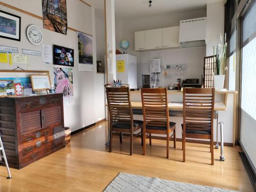 Ballarat Clunes في Mino: مطبخ مع طاولة وكراسي في غرفة