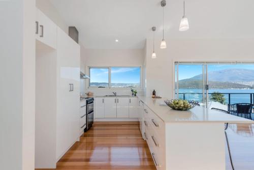 Una cocina o cocineta en Deep Blue Wow views over river city mountain