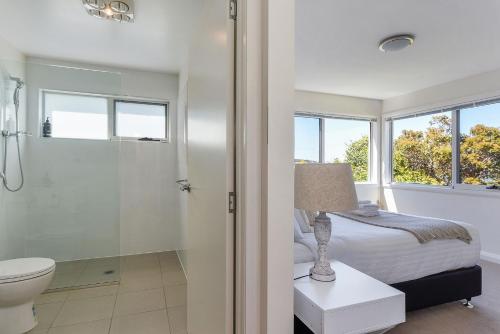 Un baño de Deep Blue Wow views over river city mountain