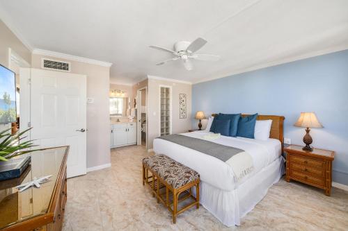 um quarto com uma grande cama branca e uma casa de banho em Royal Kahana 701 em Kahana