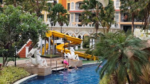 einem Wasserpark mit gelber Rutsche in einem Gebäude in der Unterkunft Venetian Signature Condo Resort Pattaya in Jomtien Beach