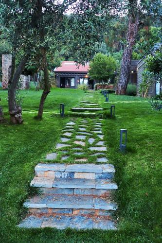Κήπος έξω από το Triada Hotel Büyükada