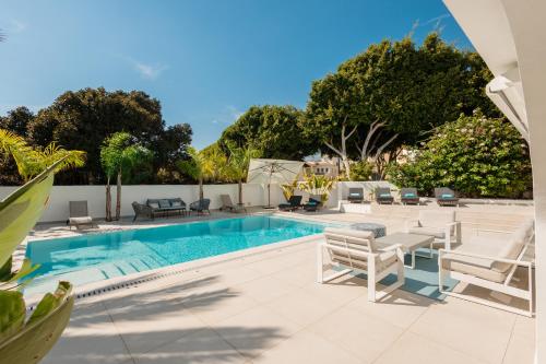 Marbella, Costabella - Beachfront Villa with Heated Pool