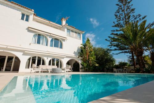 duży basen przed domem w obiekcie 6 bedroom villa, with heated pool and sea views, next to the beach of Costabella w Marbelli