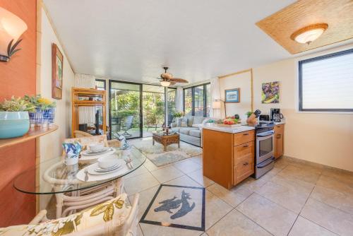 Posezení v ubytování Polynesian Shores 111 · PS 111 Updated Condo w Ocean Views Pool