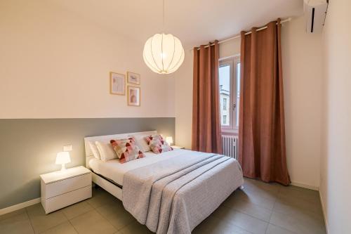 1 dormitorio con cama y ventana en Casa di Lolli, en Milán