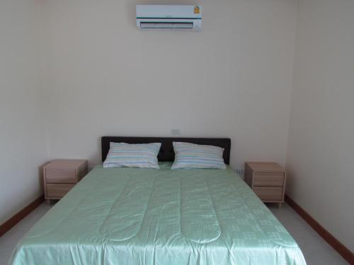 Sunrise Island في Ban Ko Sadao: غرفة نوم بسرير اخضر مع مواقف ليلتين