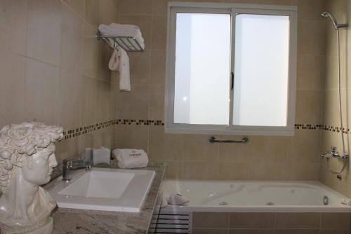 Ένα μπάνιο στο Hostal Del Sol Spa