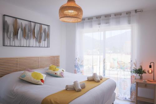 1 dormitorio con 1 cama grande y toallas. en Appartement La Balagne , Bord de mer, Grande Terrasse, Sant'Ambroggio, en Lumio
