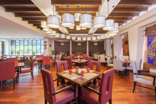 Restoranas ar kita vieta pavalgyti apgyvendinimo įstaigoje Rembrandt Hotel and Suites SHA Plus Certified