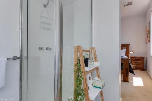 een glazen douche in een kamer met een ladder bij The Artview fantastic city location os parking in Hobart