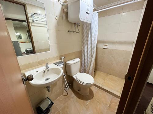 ein kleines Bad mit WC und Waschbecken in der Unterkunft Super Executive G Setiabudi 2BR 1BA - code 15 in Bandung