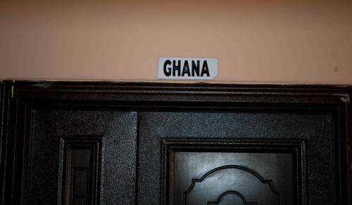 una señal que dice porcelana sobre una puerta en Cogent Apartments en Uyo