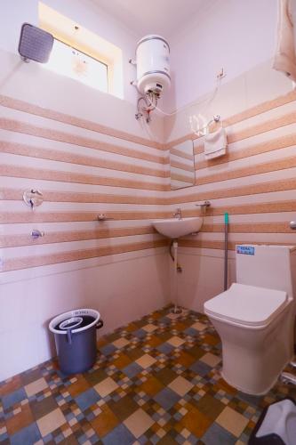 リシケーシュにあるManzil Hostelのトイレと洗面台付きのバスルーム