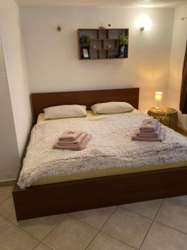 een slaapkamer met een bed met twee handdoeken erop bij Klein und fein - fußläufig zum Strand in Kalkhorst