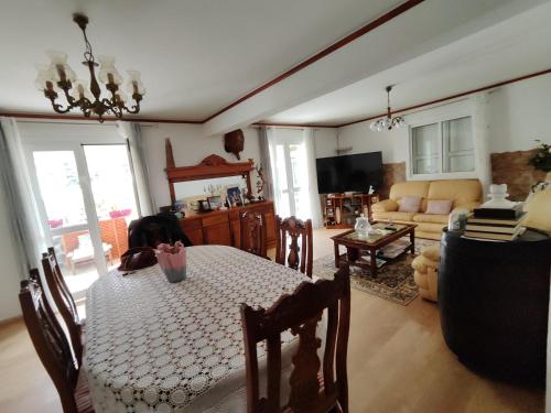 ein Wohnzimmer mit einem Tisch und einem Sofa in der Unterkunft Maison de charme, en Plaine Poésie -chez l'habitant- in La Plaine des Palmistes