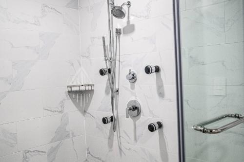 Un baño de Delta Hotels by Marriott Cincinnati Sharonville