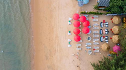 an overhead view of a beach with cars and umbrellas at Bayphere Hotel Pattaya in Na Jomtien