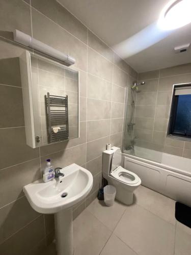 メイヌースにあるPrivate room in a new shared apartmentのバスルーム(洗面台、トイレ付)