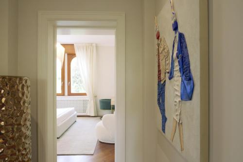 soggiorno con porta che conduce al soggiorno di Villa Angela Luxury Relax a Desenzano del Garda