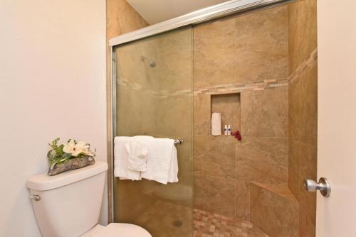 Bilik mandi di Napili Point B44 · NP B44 Remodeled OceanFront Winter Getaway