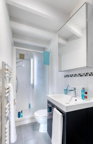 une salle de bain avec un lavabo, des toilettes et une douche dans l'établissement KER-AR-MOR Village Vacances, à Clohars-Carnoët