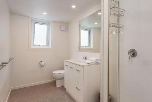 霍巴特Sir Tom inner city living with off street parking的带马桶和淋浴的白色浴室