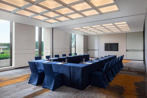 a conference room with a long table and chairs at Sheraton Shanghai Fengxian in Shanghai