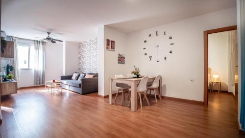 バレンシアにあるCentral apartment, Burjasotのリビングルーム(テーブル、壁掛け時計付)