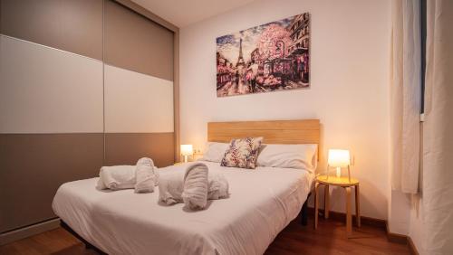 Central apartment, Burjasot في فالنسيا: غرفة نوم عليها سرير وفوط
