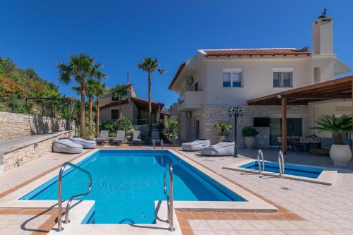 Bazén v ubytování Kipo Paradiso Spa, Yoga & Gym Resort nebo v jeho okolí