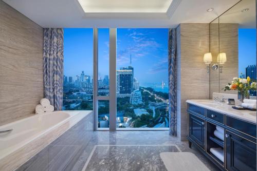 łazienka z wanną i dużym oknem w obiekcie The Azure Qiantang, a Luxury Collection Hotel, Hangzhou w mieście Hangzhou