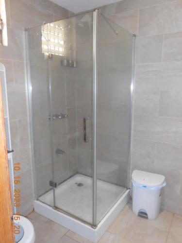 y baño con ducha y puerta de cristal. en Gustave Vacation House en Puerto Príncipe