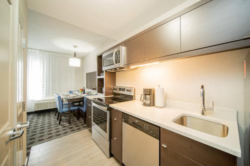Dapur atau dapur kecil di TownePlace Suites by Marriott Brantford and Conference Centre