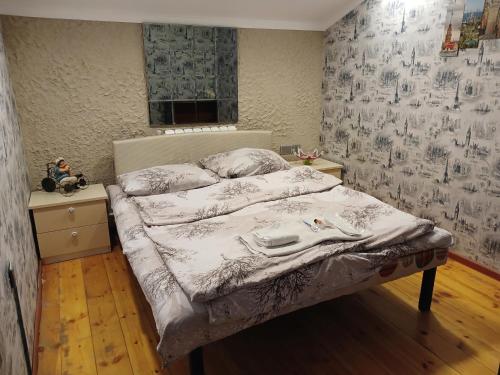 Dormitorio pequeño con cama con manta en CTH-Baku-Hostel en Baku