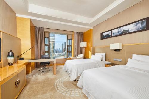 Postel nebo postele na pokoji v ubytování The Westin Fuzhou Minjiang
