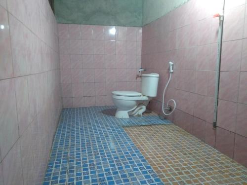 y baño con aseo y ducha. en Famangkor Homestay, en Yennanas Besir