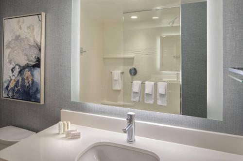 y baño con lavabo y espejo. en Residence Inn by Marriott Stamford Downtown, en Stamford