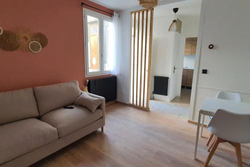 - un salon avec un canapé et une table dans l'établissement Appartement tout equipé proche Paris/Orly, à Choisy-le-Roi