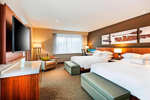 Delta Hotels by Marriott Dartmouth في هاليفاكس: غرفة فندقية بسريرين وتلفزيون بشاشة مسطحة
