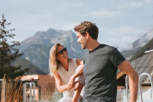 um homem e uma mulher ao lado um do outro em MANNI das Hotel em Mayrhofen