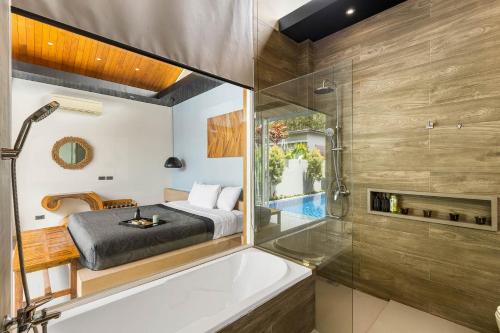 y baño con cama, bañera y ducha. en Villa Sunpao en Layan Beach